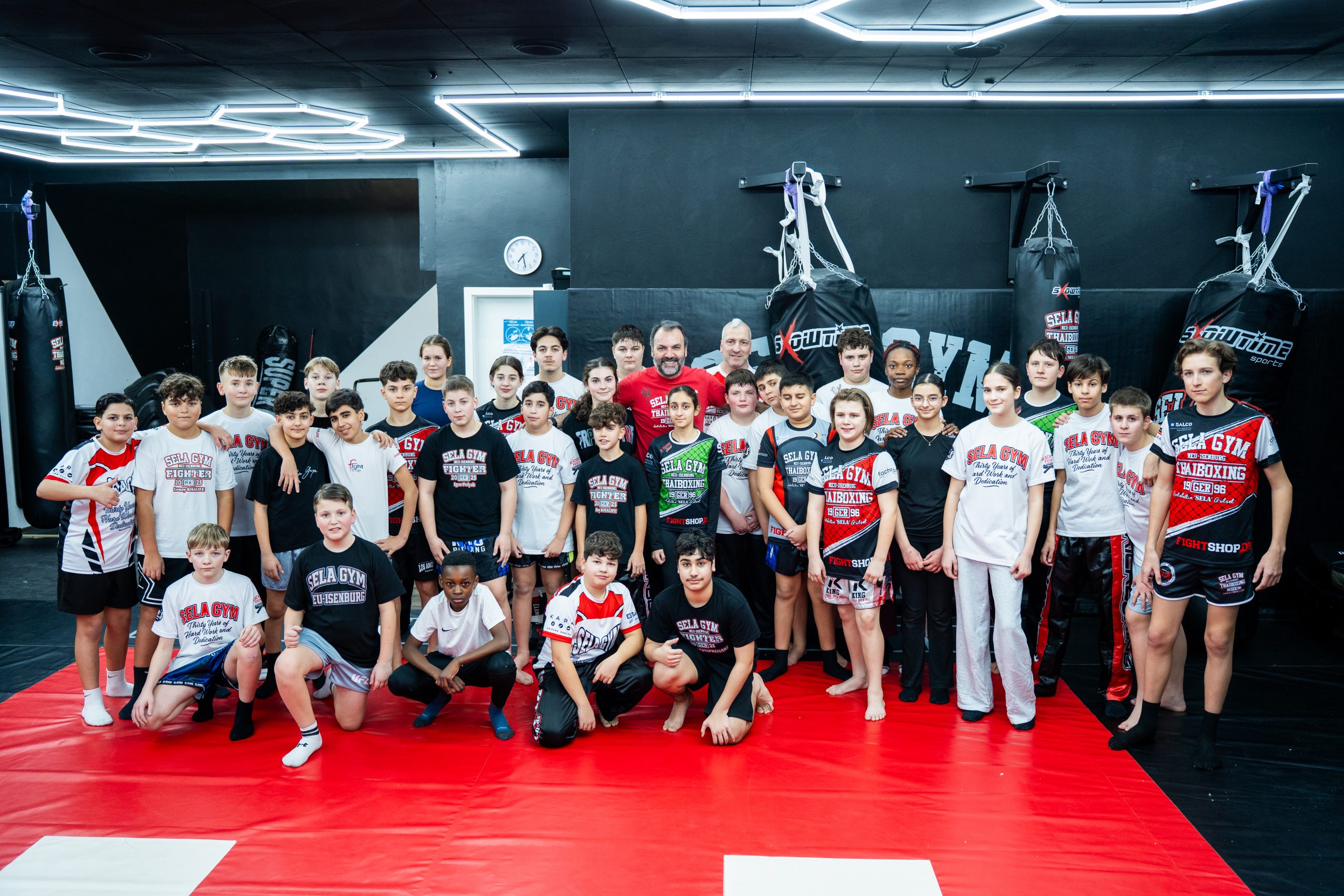 Sela Gym Team im Trainingsraum in Neu-Isenburg